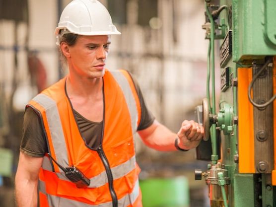 Bezpieczeństwo pracy z maszynami przemysłowymi – najważniejsze zasady i normy