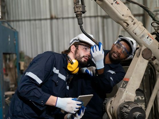 Częste awarie maszyn przemysłowych i sprawdzone metody ich unikania