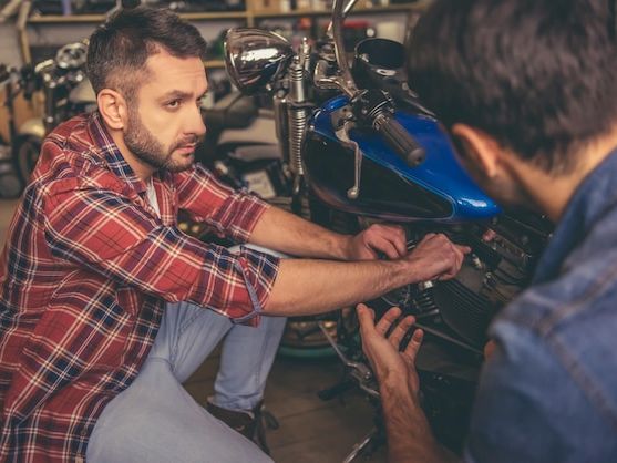 Jak skutecznie dobrać części zamienne do maszyn? Kompletny poradnik dla firm