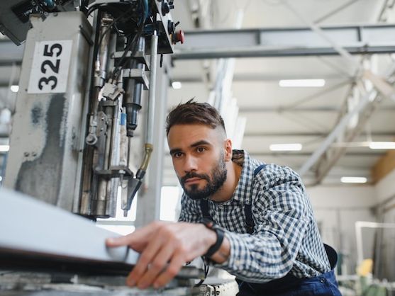 Jak wybrać odpowiednią maszynę przemysłową do produkcji? Kompleksowy przewodnik