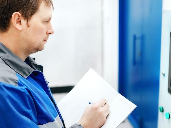 Poradnik: konserwacja maszyn przemysłowych krok po kroku dla długiej żywotności urządzeń