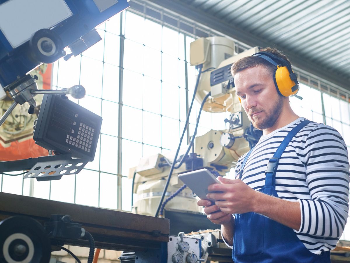 Jak wybrać maszynę przemysłową do produkcji – kluczowe kryteria i praktyczne wskazówki
